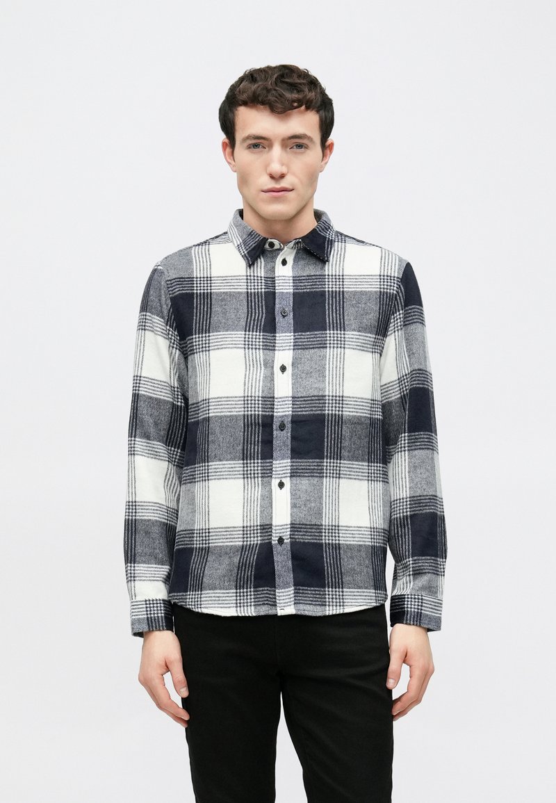 Koszula flanelowa z długim rękawem, z wzorem w kratę w kolorach granatowym, białym i szarym, z kołnierzykiem na guziki i czarnymi guzikami z przodu.