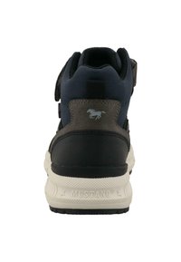 Musta ja laevinud spordijalats, millel on velcro rihm, pehmendusega krae, tekstuuriga tald ja hall hobuse logo kandadel. Vastupidavad kangasmaterjalid.