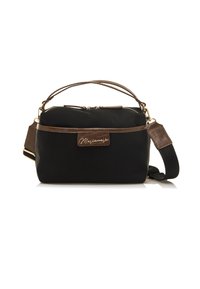 Borsa a mano nera in nylon con dettagli in finta pelle marrone, chiusura superiore con zip e tracolla staccabile. Presenta un logo distintivo sul davanti.