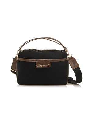 Schwarze Nylon-Handtasche mit braunen Kunstlederakzenten, einem oberen Reißverschluss und einem abnehmbaren Schultergurt. Verfügt über ein signiertes Logo auf der Vorderseite.