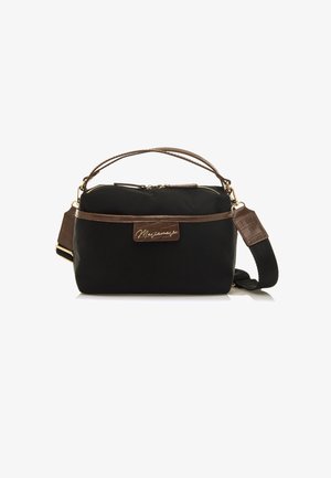 Sac à main en nylon noir avec des accents en simili cuir marron, fermeture éclair sur le dessus et bandoulière amovible. Présente un logo distinctif à l'avant.