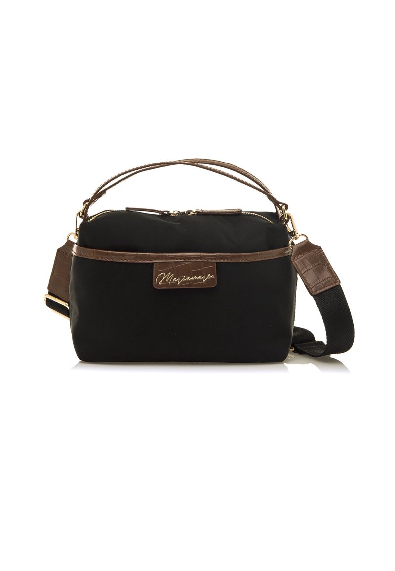 Borsa a mano nera in nylon con dettagli in finta pelle marrone, chiusura superiore con zip e tracolla staccabile. Presenta un logo distintivo sul davanti.
