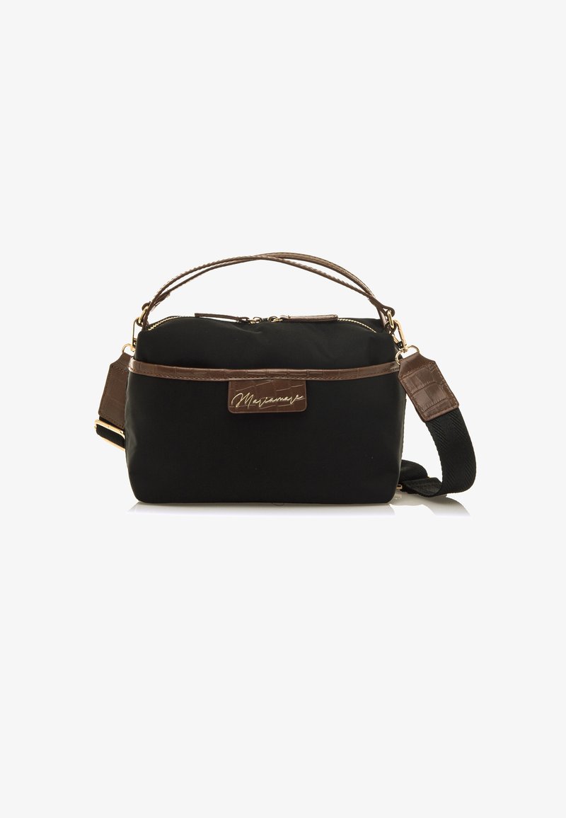 Borsa a mano nera in nylon con dettagli in finta pelle marrone, chiusura superiore con zip e tracolla staccabile. Presenta un logo distintivo sul davanti.