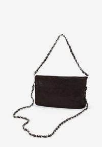 Bolso de mano negro texturizado con forma rectangular delgada. Cuenta con una correa de cadena con eslabones alternos de plata y negro. Acabado suave.
