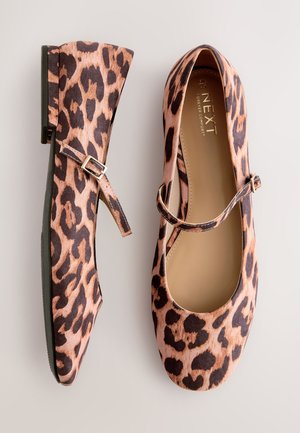 Chaussures plates en tissu doux rose et marron à imprimé léopard, dotées d'une bride Mary Jane avec une boucle métallique et d'un petit talon.