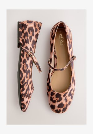 Scarpe basse con stampa leopardo in tessuto rosa tenue e marrone, con cinturino alla Mary Jane con fibbia metallica e tacco basso.