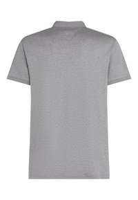 Polo gris à manches courtes avec col classique, fabriqué à partir d'un mélange de coton doux ; surface unie avec une texture lisse.