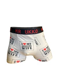 Hvide bomulds boxer briefs til mænd med gentagne sorte tekster og røde hjertegrafikker, der siger "I ❤️ MY AWESOME WIFE," med en sort taljeelastik.