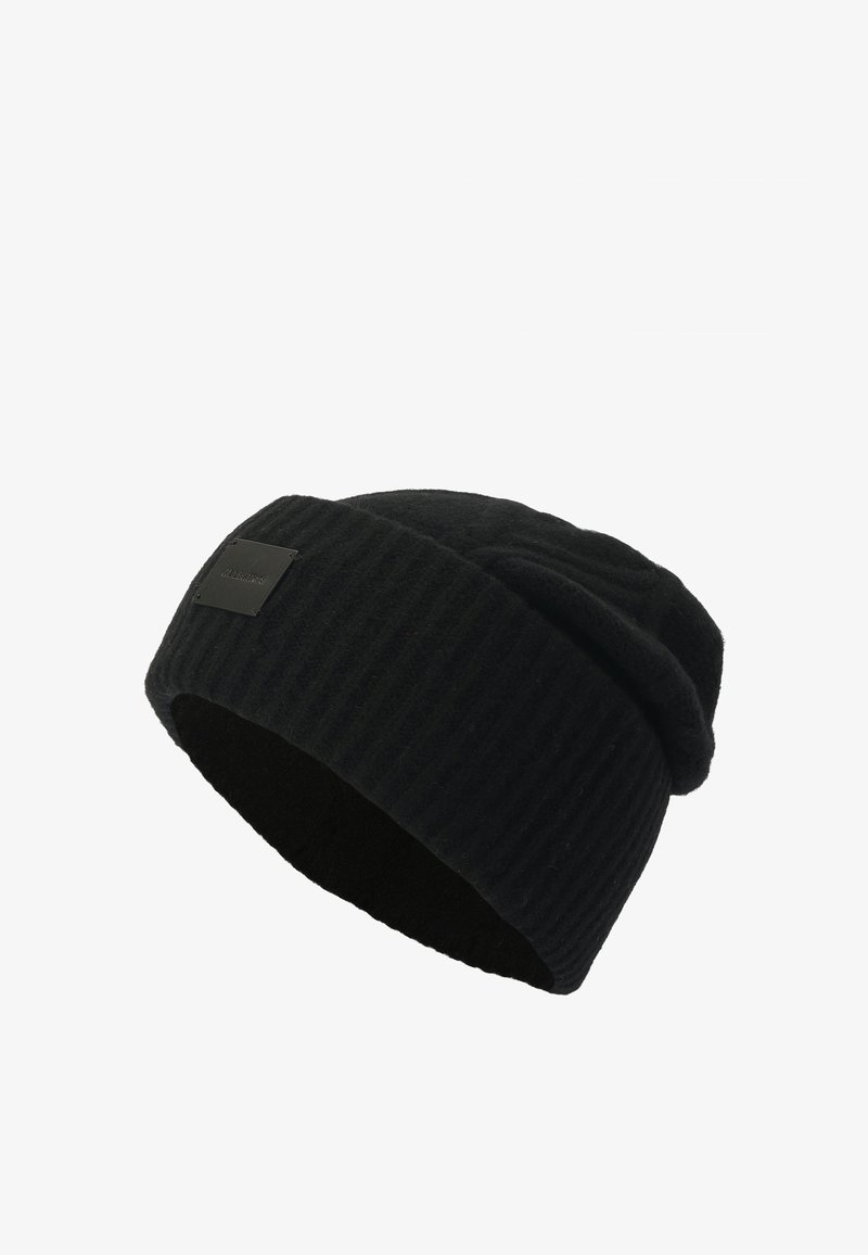 Sort ribbet beanie lavet af blødt stof, med en foldet skygge og et lille rektangulært mærke på siden.