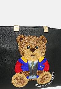 Borsa tote in pelle nera con un design ricamato di un orsetto colorato in beige, blu, rosso e giallo, arricchita da dettagli in oro.