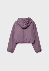 Gekürzte lila Daunenjacke mit Kapuze, ausgestattet mit elastischen Bündchen und einer glatten, matten Textur. Das Rückendesign ist nahtlos mit minimaler Naht.