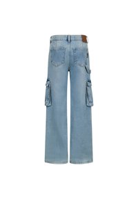 Lichtblauwe denim cargo broek met wijde pijpen, voorzien van twee zijzakken en twee achterzakken. Inclusief een bruine leren taillepatch.