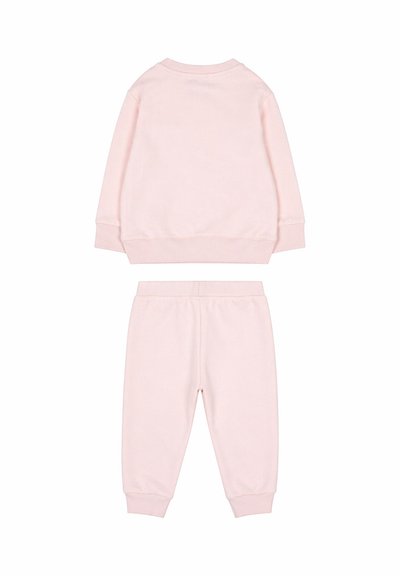 Ensemble sweat-shirt à manches longues rose clair et pantalon assorti pour tout-petits, avec poignets et taille côtelés, vu de dos.