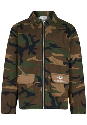 Kurtka w camo z zapięciem na zamek, wykonana z tkaniny bawełnianej. Posiada kieszenie na piersi, zielony, brązowy i czarny wzór w kamuflaż oraz detal z logo.