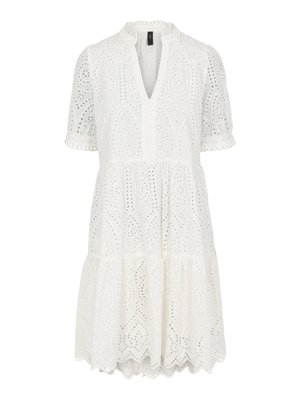 Bela čipkasta obleka z V-izrezom, kratkimi naborki in plastičnim robom. Nežnimi vzorci in valovitimi robovi dodajajo teksturo.