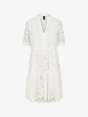 Bela čipkasta obleka z V-izrezom, kratkimi naborki in plastičnim robom. Nežnimi vzorci in valovitimi robovi dodajajo teksturo.