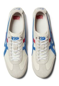 Sneakers in pelle bianca con dettagli in suede blu e rosso, caratterizzati da una punta tonda, chiusura con lacci e linguetta con marchio. Interno con motivo a spina di pesce.