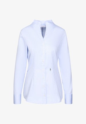 Chemise à manches longues rayée bleu clair et blanche, avec un col, des boutons sur le devant et un détail brodé de rose sur le côté gauche.