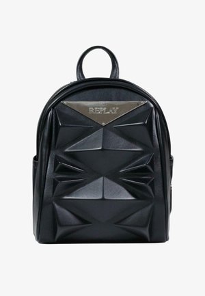 Sac à dos noir avec une surface texturée ornée de motifs géométriques. Un accent triangulaire métallique présente le nom de la marque "REPLAY."