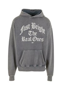 Grå hættetrøje med frontlomme og ribbede manchetter. Har iørefaldende hvid skrift: "Fast Bright The Real Ones" på brystet.