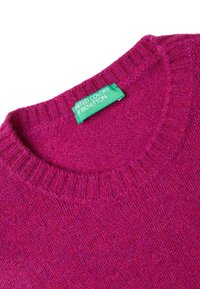 Fuchsiový pletený svetr s žebrovaným kulatým výstřihem. Na límci se nachází zelená značka. Měkká textura s jemným vzorem.