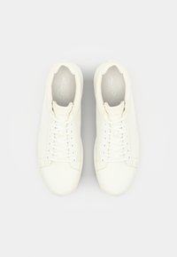 Basket en cuir blanc avec bout rond, lacets plats et œillets bleus discrets. L'intérieur présente une semelle intérieure gris clair, portant la marque "ALDO."