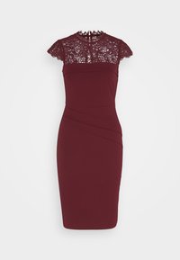 Robe bordeaux longueur genou avec manches courtes en dentelle et empiècement, silhouette ajustée, et détails discrets de coutures diagonales sur la jupe.