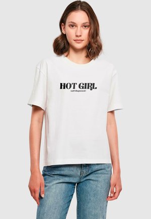 T-shirt bianco in cotone con maniche corte, caratterizzato da un testo grafico nero "HOT GIRL (autodiagnosticata)" sul davanti. Vestibilità casual, scollatura rotonda.
