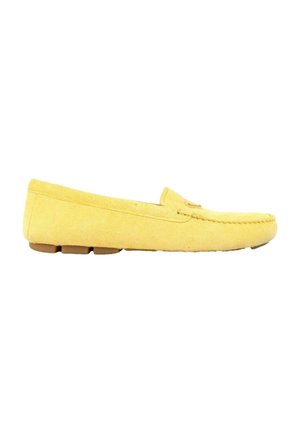 Mocassin en daim jaune avec détails cousus et semelle en caoutchouc, vu de profil sur fond blanc.