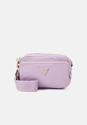 Bolso cruzado sintético morado con dos compartimentos con cremallera, herrajes en tono dorado y detalle del logo. Cuenta con una correa ajustable para mayor comodidad.