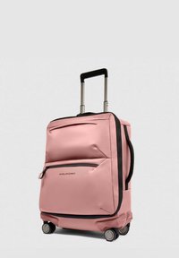Valigia rosa con ruote, con una trama liscia, tasca anteriore con cerniera, manico retrattile e dettagli neri. Presenta quattro ruote per una maggiore mobilità.