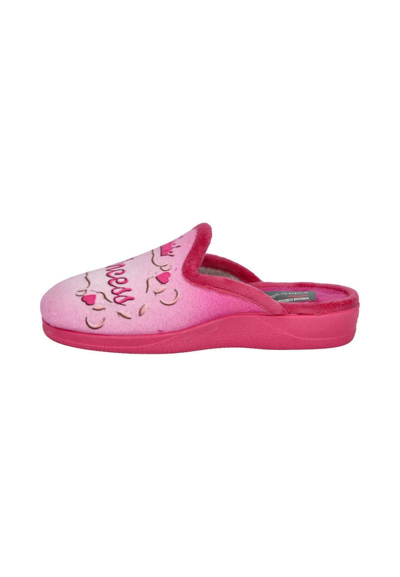Zapatilla rosa con textura peluda, con punta redondeada, parte trasera abierta, forro suave y bordado con el texto "Princesa" y diseños de corazones.