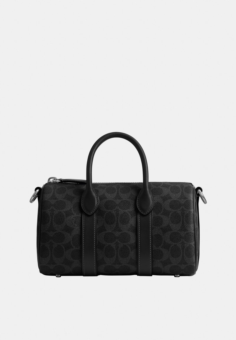 Sac à main cylindrique en cuir noir avec double poignée supérieure, motif embossé subtil et quincaillerie argentée sur un fond uni.