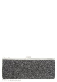 Borsa a pochette rettangolare in materiale glitter nero, dotata di una chiusura brillante in argento e di una tracolla a catena removibile per maggiore versatilità.