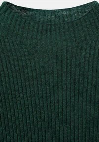 Tissu de pull en maille côtelée vert foncé avec gros plan sur l'encolure ronde et des lignes verticales texturées.