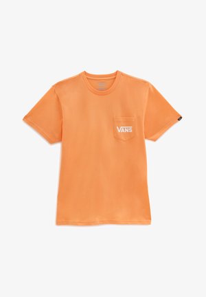 T-shirt orange à manches courtes avec une poche poitrine avec le logo Vans en blanc, col rond, et une petite étiquette noire Vans sur la manche gauche.