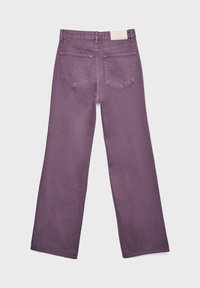 Jean violet à jambes larges vu de dos avec deux poches arrière et passants de ceinture sur un fond uni.