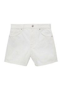 Shorts de mezclilla blancos con un diseño clásico, que cuentan con bolsillos frontales, cierre de botón y un corte recto. Textura suave; sin adornos.