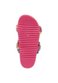 Suela texturada en color rosa de una sandalia, con acentos de cuerda multicolor a los lados y profundas estrías para un mejor agarre.