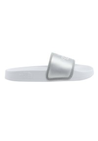 Sølv slide sandal med polstret rem med preget logo, en teksturert hvit fotseng, og en solid hvit såle.