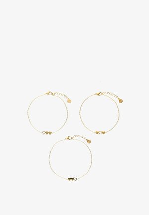 Tre braccialetti d'oro con design a catena delicata e accenti a forma di cuore. Ognuno è dotato di un gancio a moschettone e lunghezza regolabile.