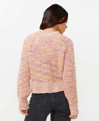 Sweter robiony na drutach w pastelowych odcieniach różu i pomarańczu, z krótkim krojem, prążkowanymi mankietami oraz detalami na plecach z teksturowanym splotem.