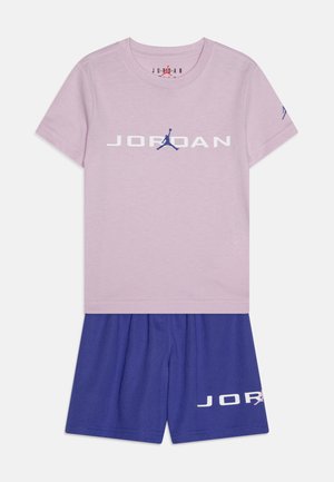 T-shirt rosa a maniche corte con testo e logo "JORDAN" bianchi. Pantaloni corti blu navy con testo "JORDAN" bianco. Realizzato in tessuto morbido e leggero.