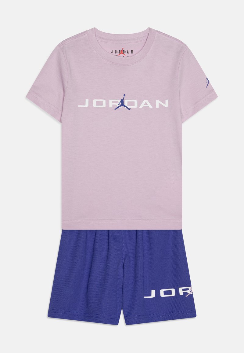 Roze t-shirt met korte mouwen met witte "JORDAN" tekst en logo. Donkerblauwe shorts met witte "JORDAN" tekst. Gemaakt van zachte, lichte stof.