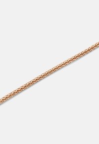 Catena in metallo rosa con un design intrecciato, caratterizzata da una superficie liscia e uniforme, che mette in evidenza i suoi anelli strettamente collegati.