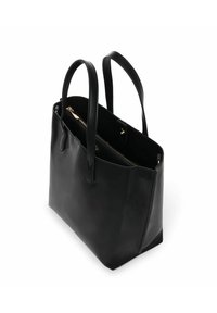 Zwarte leren tote bag met dubbele handvatten, een ritssluiting aan de bovenkant en binnenzakken. Gladde textuur en gestructureerd ontwerp met gouden accenten.