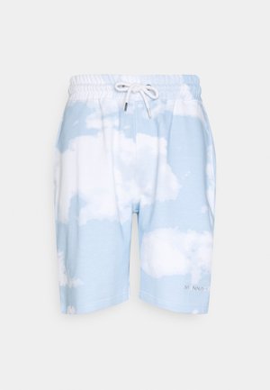 Shorts bleu clair avec motifs de nuages blancs, taille élastique avec cordon blanc, et petit logo "MENNACE" sur la jambe gauche.