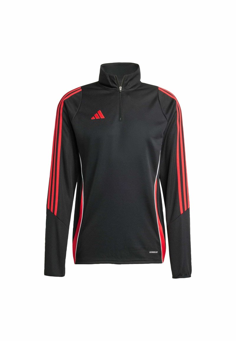Camiseta atlética de manga larga negra con detalles en rojo y blanco, cuello con media cremallera y tres rayas rojas verticales en cada manga. Logo exhibido.