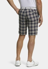 Heren geruite shorts in marineblauw, wit en bruin. Voorzien van een klassiek ruitpatroon, twee achterzakken en een soepele tailleband.
