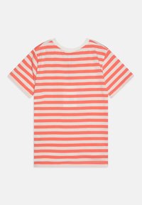 T-shirt à manches courtes en rayures corail et crème, avec un col rond et une texture de tissu douce et lisse.